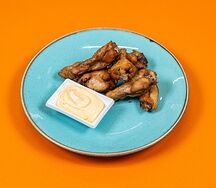 Крылышки куриные с сырным соусом