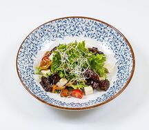 Салат с теплой телятиной, томатами черри и маринованными грибами