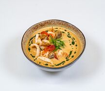 Том ям с морепродуктами и подвяленными томатами