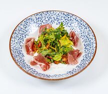 Салат с хамоном, сыром страчателла и томатами черри