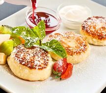 Сырники с вишневым соусом