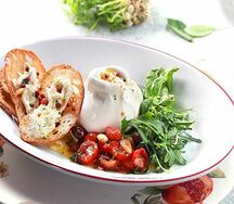 Нежная буррата с запеченными черри и рукколой