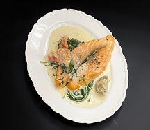 Филе сёмги в сливочном соусе со шпинатом