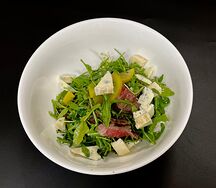 Салат из руколы с ростбифом и грушей