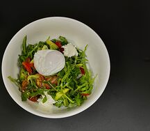 Салат со слабосолёной сёмужкой и яйцом Пашот