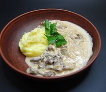 Бефстроганов из нежной говядины с пюре