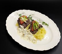 Телятина гриль на картофельном пюре