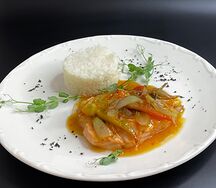 Стейк из лосося с овощами