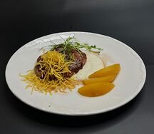 Стейк из говядины с беконом и грушей