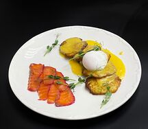 Драники с лососем, яйцом Пашот и голландским соусом