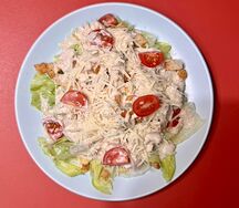 Салат Цезарь с курицей