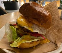 Бургер Папа с котлетой из говядины и беконом