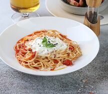 Паста с томатами и сыром страчателла