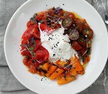 Салат со страчателлой и томатами