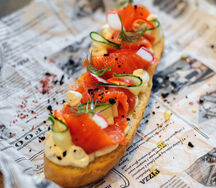 Брускетта с лососем