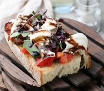 Брускетта с моцареллой