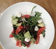 Моцарелла, томаты с микс-салатом