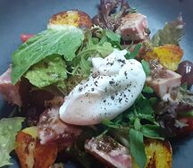 Салат с тунцом, картофелем и яйцом пашот