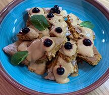 Медовый корж с крем карамелью и ягодами