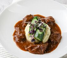 Говяжья щека с картофельным пюре