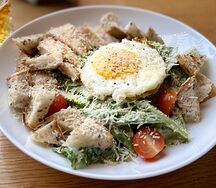 Цезарь с глазуньей