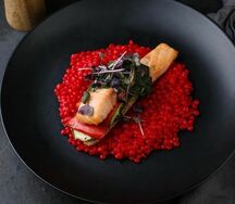 Лосось с печеными овощами