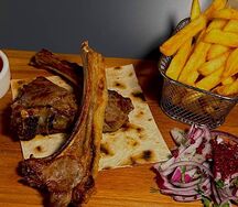 Баранья корейка и картофель фри