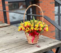 Корзина с тюльпанами 45 шт в подарок на 8 марта