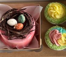 Пасхальный набор бенто и два капкейка с шоколадным гнездом