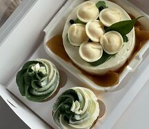 Бенто-торт с пельменями и 2 капкейка