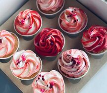 Капкейки в красных тонах 9 шт