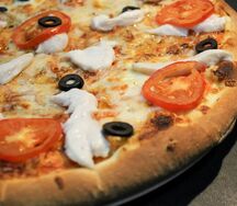 Пицца Куриная с помидорами