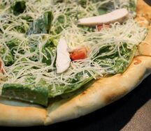 Пицца Цезарь с курицей