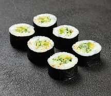 Кинг ролл с огурцом и авокадо