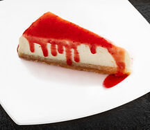 Чизкейк с брусничным соусом