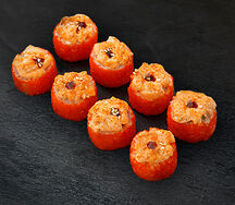 Ролл запеченный сливочный в икре с лососем