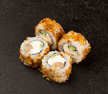 Половинка хрустящего ролла с цыпленком