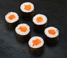 Ролл с лососем в нори