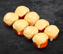 Ролл запеченный с лососем под моцареллой