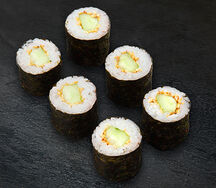 Ролл с огурцом в нори