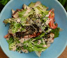 Салат с авокадо, цыплёнком и ореховым соусом