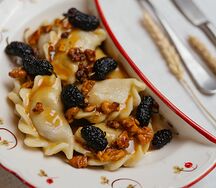 Вареники с тютиной и каймаком 