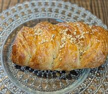 Слойка с грецким орехом, медом и корицей