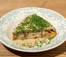 Курник с цыпленком, грибами и соусом белые грибы