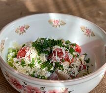 Салат с куриным филе су-вид, томатами и заправкой из сметаны