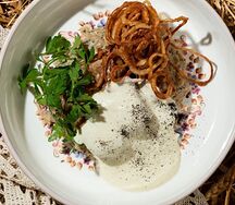 Сазан с тушеной капустой и луковой эспумой