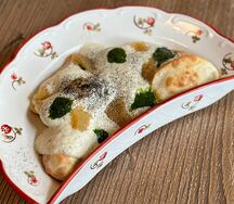 Вареники с щукой, луковым муссом и щучьей икрой