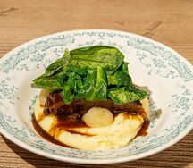 Говяжьи щечки с картофельным пюре и печеным яблоком
