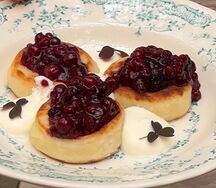 Сырники с сезонными ягодами 