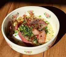 Пшенная каша с яйцом и беконом